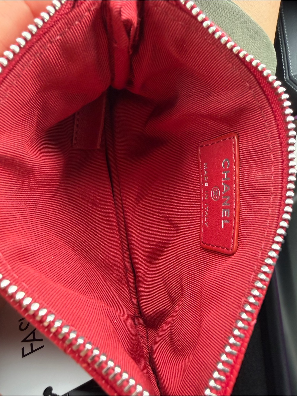 CHANEL Red Quilted Caviar Leather with Silver CC 2017 - Picture 4 of 5